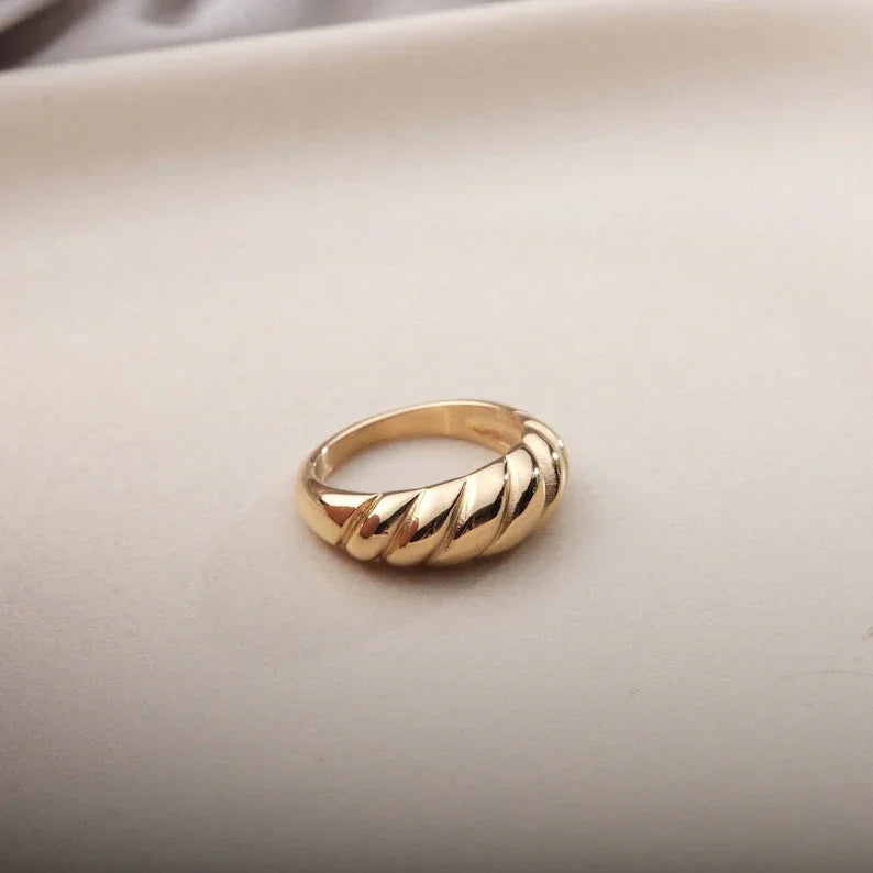 GOLD CROISSANT RING - Camillaboutiqueshop