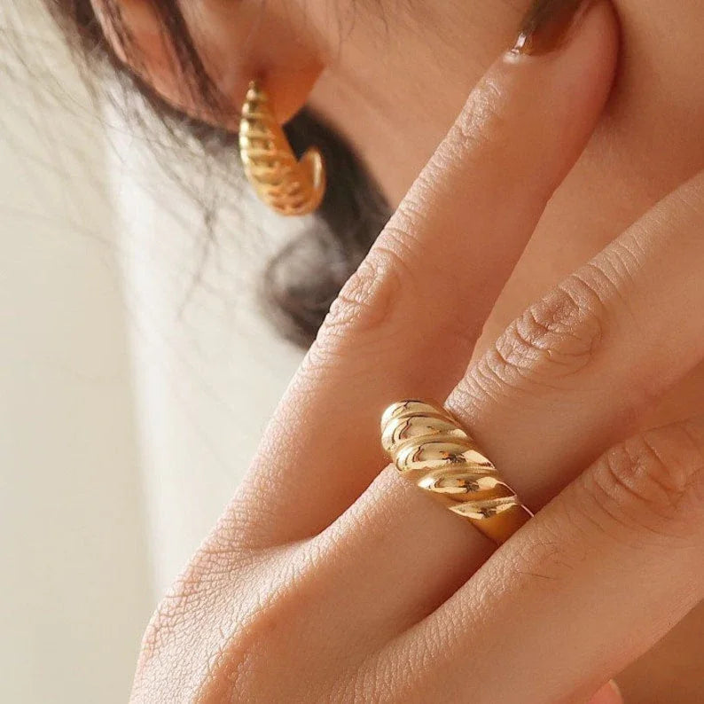 GOLD CROISSANT RING - Camillaboutiqueshop