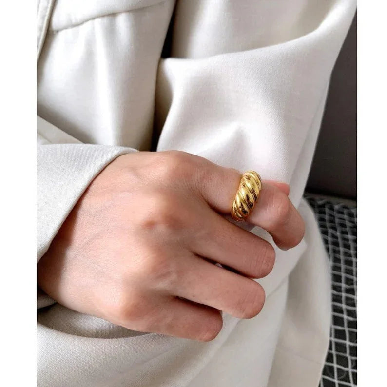 GOLD CROISSANT RING - Camillaboutiqueshop