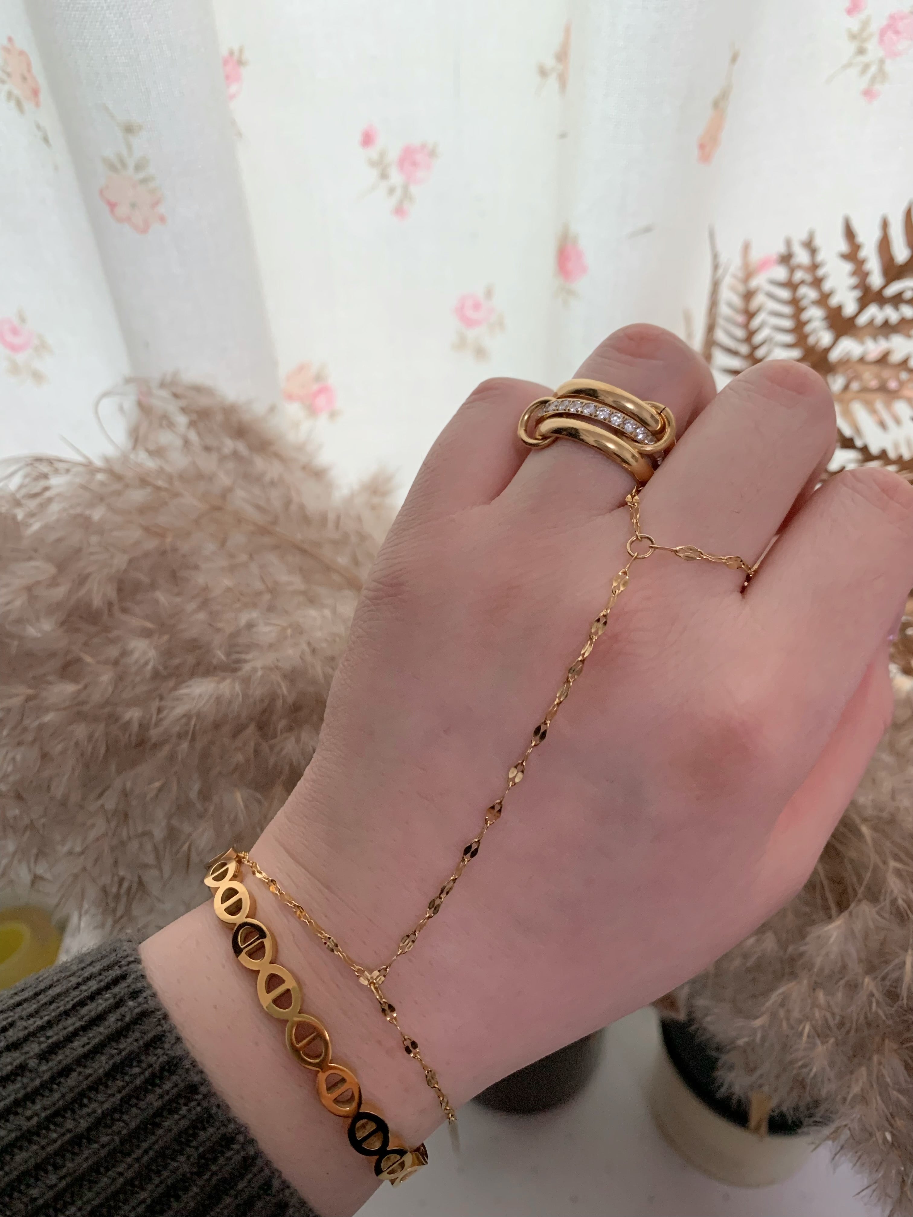 Hailey Hand Chain Bracelet - camillaboutiqueshop