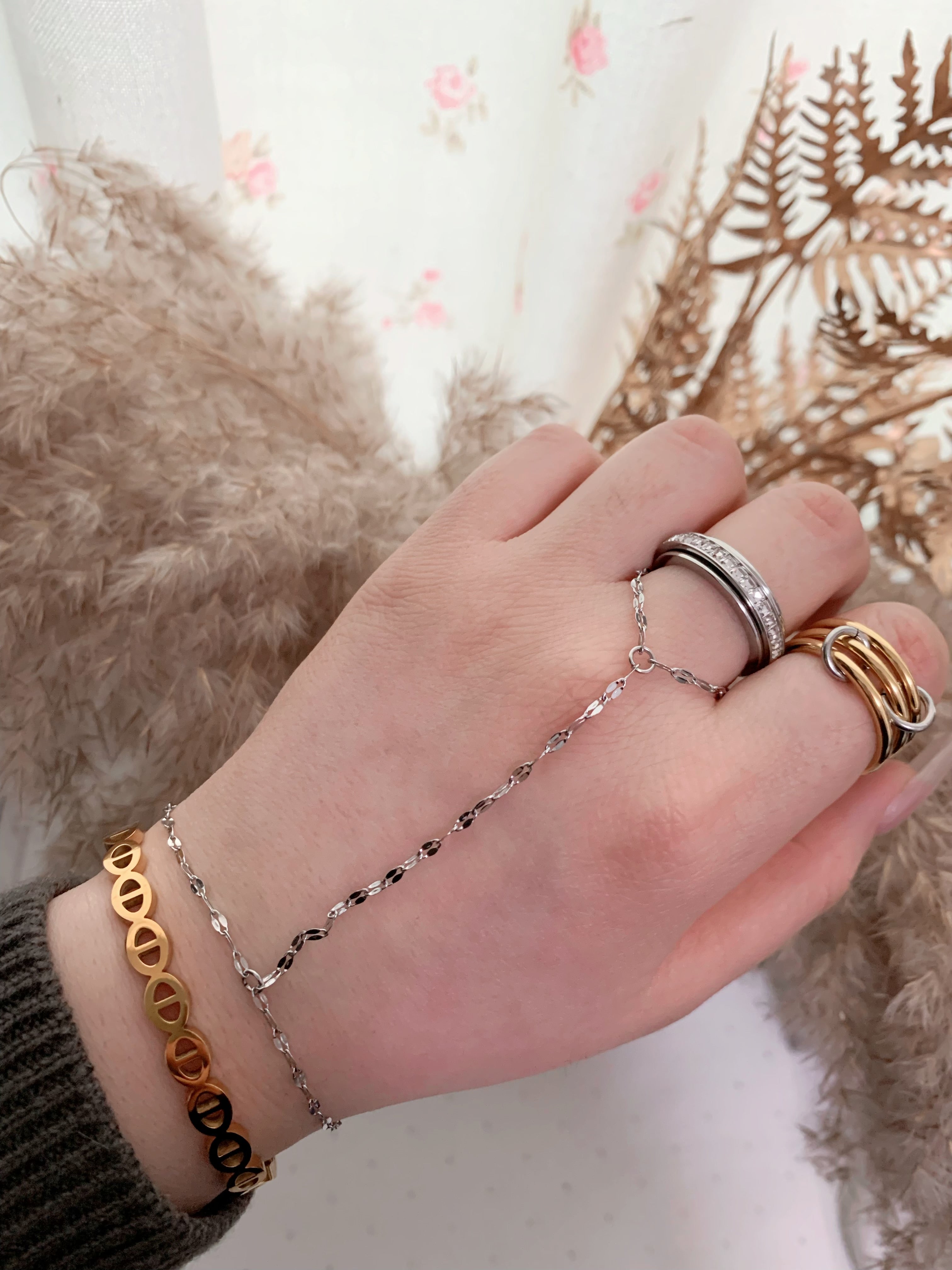 Hailey Hand Chain Bracelet - camillaboutiqueshop